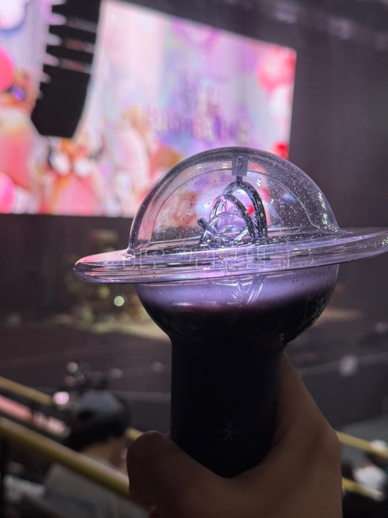 무대를 배경으로 홀봉을 찍은 장면