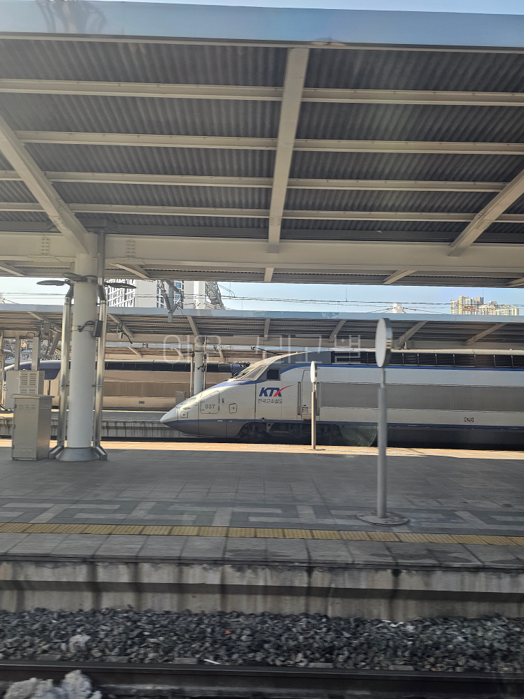 기차가 출발한 직후 창 밖 풍경, 사람이 없는 옆 플랫폼에도 KTX가 대기하고 있다.